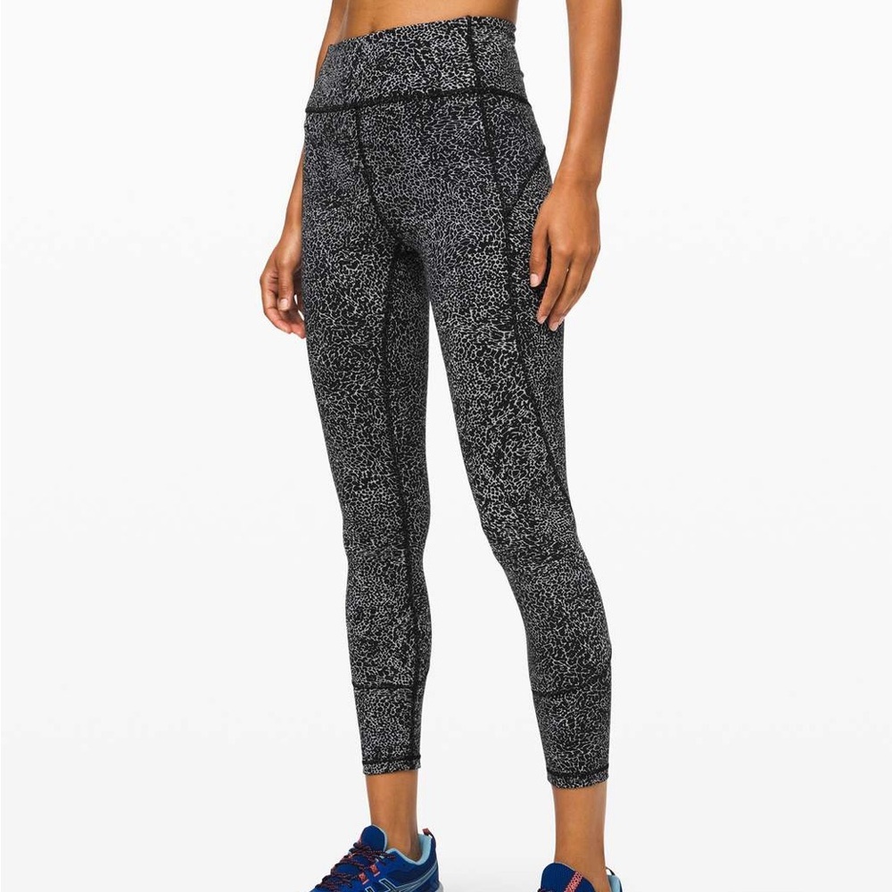Lululemon In Movement Tight 25" *Everlux
Polar Shift Ice Grey Black